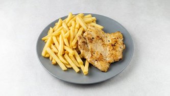Pileći file sa žara s pomfritom