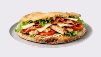 Piletina - sir - panceta sendvič u pizza tijestu