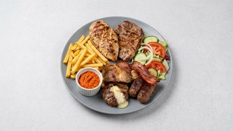 Miješano meso s punjenom pljeskavicom i pomfritom