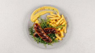 Kobasice na žaru s pomfritom