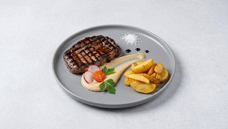 Biftek sa žara s prilogom