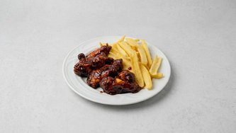 BBQ pileća krilca s prilogom