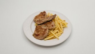 Svinjski kotleti sa žara s prilogom