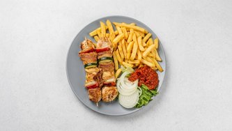 Pileći ražnjići sa slaninom i povrćem