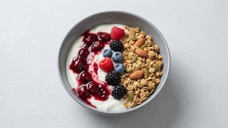 Domaća voćna granola & grčki jogurt