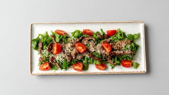 Salata s ramstekom