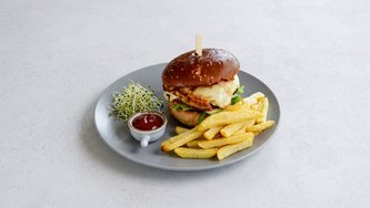 Bacon burger s pomfritom