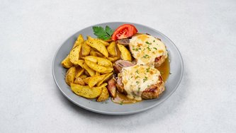 Punjeni lungić u umaku od kajmaka s pomfritom