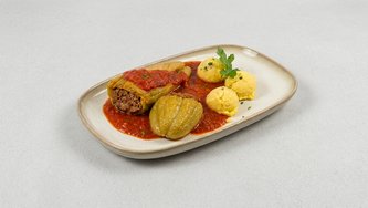 Punjena paprika s pire krumpirom i salatom