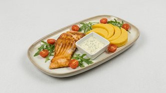 Svježi file lososa u umaku od kopra sa žgancima