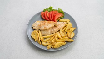 Pileća prsa sa žara s prženim krumpirima