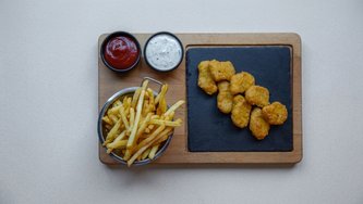 Pileći nuggetsi s pomfritom