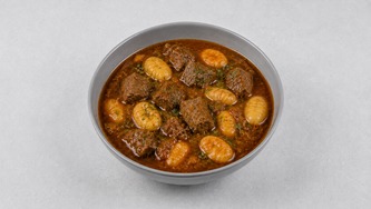 Juneći gulaš s prilogom