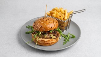 Burger s pomfritom