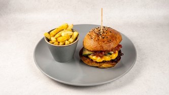 Amon Ra burger s pomfritom