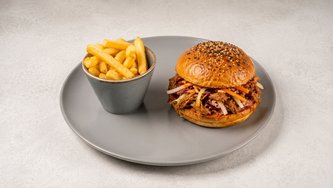 Pulled pork burger s pomfritom