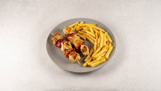 Pileći ražnjići s pomfritom