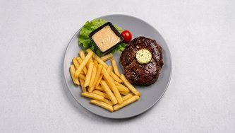 Biftek na žaru s pomfritom