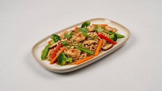 Stir fry piletina s rižinim rezancima